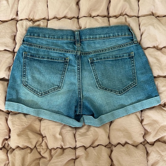 Old Navy Medium Wash Denim Cuffed Shorts Women’s Size 0 - Picture 3 of 4